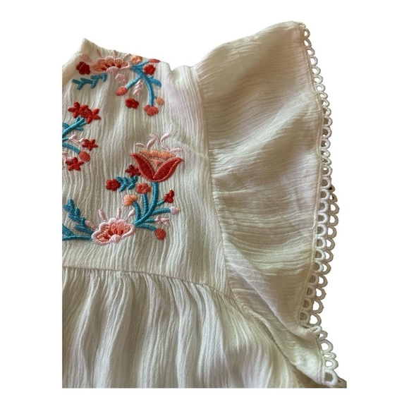 COCO KELLY top, white crinkle fabric and floral embroidery, flutter sleeves. - Picture 5 of 6